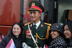 Người Việt Nam tại Nga nồng nhiệt chào đón các quân nhân Việt Nam hợp luyện duyệt binh trên Quảng trường Đỏ