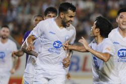Thắng đậm Hà Nội FC, HLV Nam Định chưa nghĩ tới ngôi vô địch