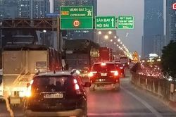 Đường Hà Nội dịp nghỉ lễ 30/4 – 1/5: Trên cao ùn tắc, phố thông thoáng