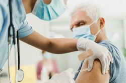 Anh trở thành quốc gia đầu tiên tại châu Âu triển khai mũi tiêm điều trị 15 loại ung thư