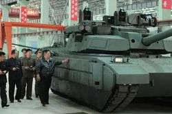 Ông Kim Jong Un thị sát nhà máy xe tăng