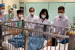 Bộ trưởng Bộ Y tế Đào Hồng Lan thăm cháu bé bị công nông cán qua người