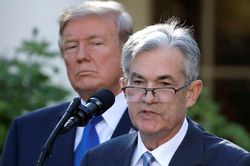 Ông Trump nói không cách chức Chủ tịch Fed nhưng tiếp tục gây áp lực hạ lãi suất