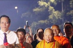 Hàng vạn người thắp nến cầu nguyện hòa bình tại Vesak 2025: Thông điệp đoàn kết từ Việt Nam