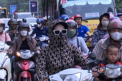 Cảnh ùn tắc tại nút giao giữa đường Lê Lợi và đường Lý Thường Kiệt của thành phố Vinh