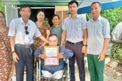 Trao tặng sổ tiết kiệm tri ân gia đình thân nhân liệt sĩ tại thành phố Vinh