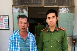 Người dân giao nộp hơn 400 viên đạn cho Công an xã Hòa Nhơn