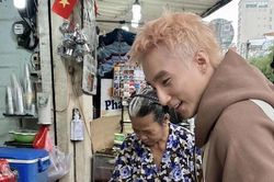 Túi hiệu có giá hơn 300 triệu đồng cũng chỉ để Sơn Tùng xách đi chợ đựng hoa quả