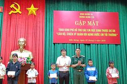 Cán bộ, chiến sĩ quân đội nâng bước em tới trường tại huyện biên giới Đắk Nông