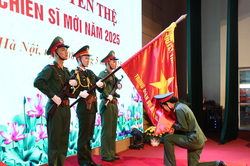 Các 'bóng hồng' tuyên thệ chiến sĩ mới