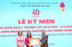 Tạp chí Người Hà Nội đón nhận Huân chương Lao động hạng Nhì nhân dịp kỷ niệm 40 năm thành lập