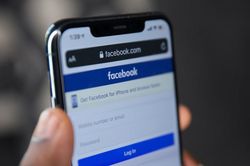 CEO Zuckerberg hầu tòa trong lúc Facebook mất dần sức hút