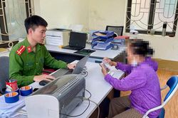 Cụ bà suýt mất 200 triệu đồng vì kẻ lừa đảo đọc lệnh khởi tố qua mạng
