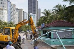 Cưỡng chế, tháo dỡ 7 quầy hàng ẩm thực, giải khát tại khu vực công viên Biển Đông