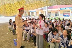 Trên 750 cán bộ, giáo viên, học sinh được tuyên truyền, phổ biến, giáo dục pháp luật về trật tự an toàn giao thông