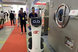 Robot, công nghệ y tế thông minh tại triển lãm Vietnam Medi-Pharm 2025