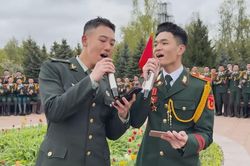 Các chiến sĩ Việt Nam và Trung Quốc giao lưu văn nghệ