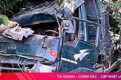 Xe chở keo tràm lật trên núi đè 1 người tử vong