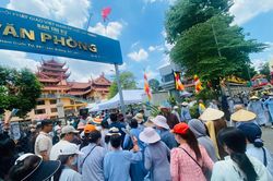 Dòng người xếp hàng chờ chiêm bái xá lợi trái tim Bồ tát Thích Quảng Đức