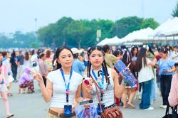 Giới trẻ Hà Nội 'đổ xô' về sân vận động Mỹ Đình xem concert 'Anh trai say hi' đêm cuối