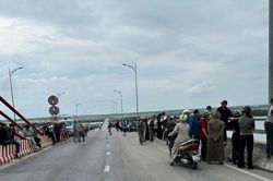 Tìm kiếm người đàn ông nghi nhảy cầu Cửa Hội