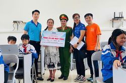 Trao tặng máy tính cho Trường THCS Thanh Nhật (Hạ Lang)