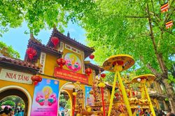 Phố phường Hà Nội rực rỡ sắc màu mừng lễ Phật đản năm 2025