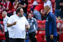 Nguy cơ mất vé dự Champions League, ông chủ CLB Ngoại hạng Anh lao xuống sân chất vấn HLV