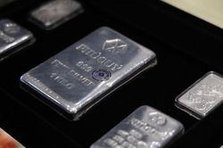 Giá bạc hôm nay 12/5/2025: Giá bạc neo ở mức cao