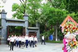 Đoàn đại biểu cấp cao Thủ đô Viêng Chăn dâng hương tưởng niệm Chủ tịch Hồ Chí Minh