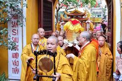 Hàng nghìn phật tử và người dân cung rước Xá lợi Phật về Hà Nội