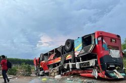 Xe khách lật 'phơi bụng', hàng chục hành khách hoảng loạn