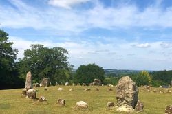 Cận cảnh vòng tròn đá bí ẩn nhất nước Anh, không phải Stonehenge