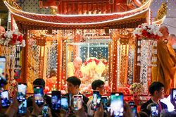 Hình ảnh xá lợi Đức Phật được rước quanh hồ Hoàn Kiếm