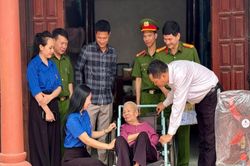 Tặng quà gia đình liệt sĩ và có hoàn cảnh khó khăn tại huyện Sơn Động