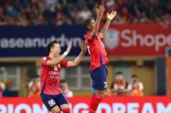 CLB của Việt Nam đánh rơi chiến thắng trước nhà vô địch Thái Lan, phải chờ 90 phút chung kết lượt về