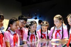 'Hướng dẫn viên nhí' và những trải nghiệm thú vị tại Bảo tàng Lịch sử Quân sự Việt Nam
