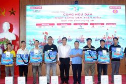 Chương trình 'Cùng ngư dân thắp sáng đèn trên biển' tặng 130 phần quà, học bổng tại Nghệ An