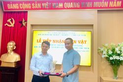 Trao tặng hiện vật ý nghĩa cho Khu Di tích Chủ tịch Hồ Chí Minh tại Phủ Chủ tịch