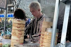 Nam ca sĩ nổi tiếng bị bắt gặp bán bánh bao ở vỉa hè, ngoại hình gây sốc