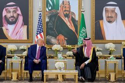 Chuyến đi mang đậm dấu ấn thương mại của ông Trump