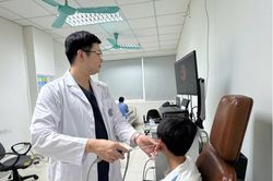 Nhiều trẻ em tắm suối bị đỉa chui vào đường thở