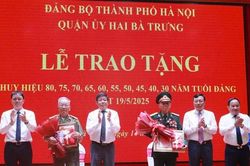 Quận Hai Bà Trưng trao Huy hiệu Đảng đợt 19-5