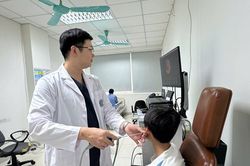 Tắm suối cùng anh trai, bé 3 tuổi bị đỉa 5cm chui vào khí quản
