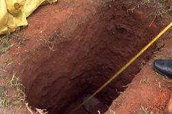 Lăng mộ vua Lê Túc Tông bị đào bới sâu 1,6 mét