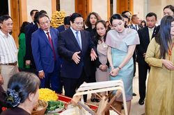Thủ tướng Việt Nam và Thủ tướng Thái Lan cùng thưởng lãm tinh hoa thủ công Việt