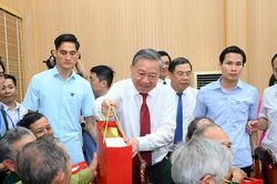 Tổng Bí thư Tô Lâm thăm, tặng quà người có công, gia đình chính sách và Khu Di tích Kim Liên