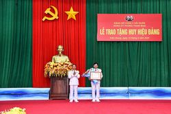 Vùng 5 Hải quân trao tặng Huy hiệu 30 năm tuổi Đảng
