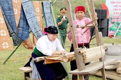 Bản làng 'reo vui'
