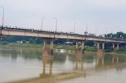 Công an kịp thời ngăn chặn một phụ nữ có ý định nhảy cầu tự tử